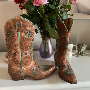Women’s cowgirl boots